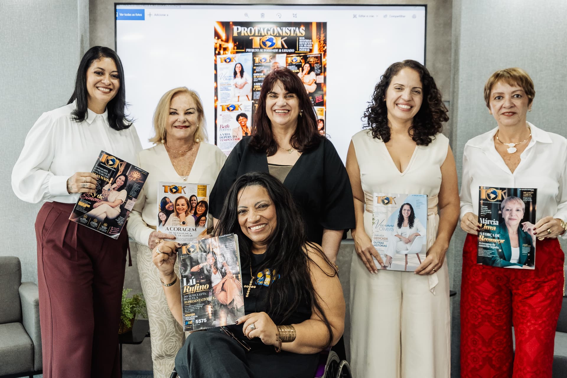 Protagonistas da Revista TOK com suas capas