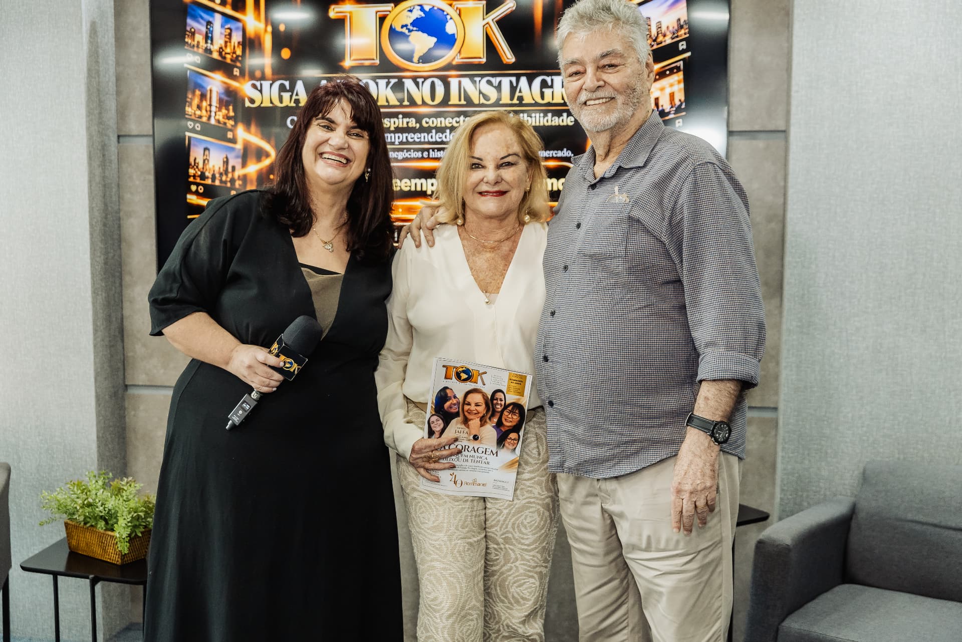 Convidados em frente ao painel da Revista TOK