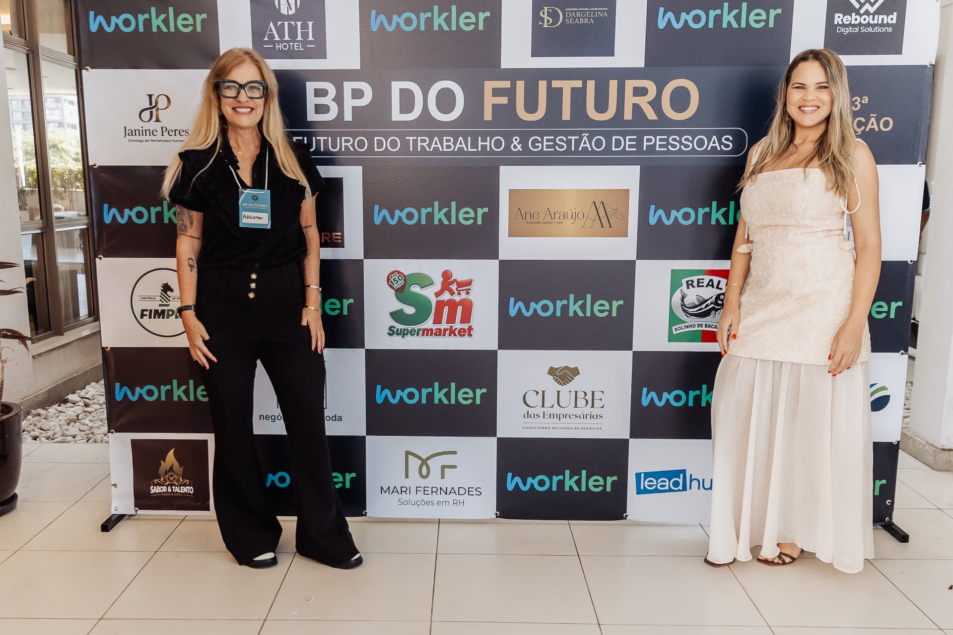 Organizadoras diante do painel do BP do Futuro