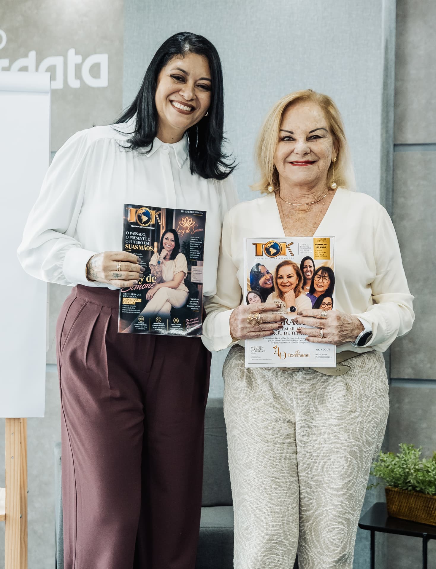 Convidadas exibindo capas da Revista TOK