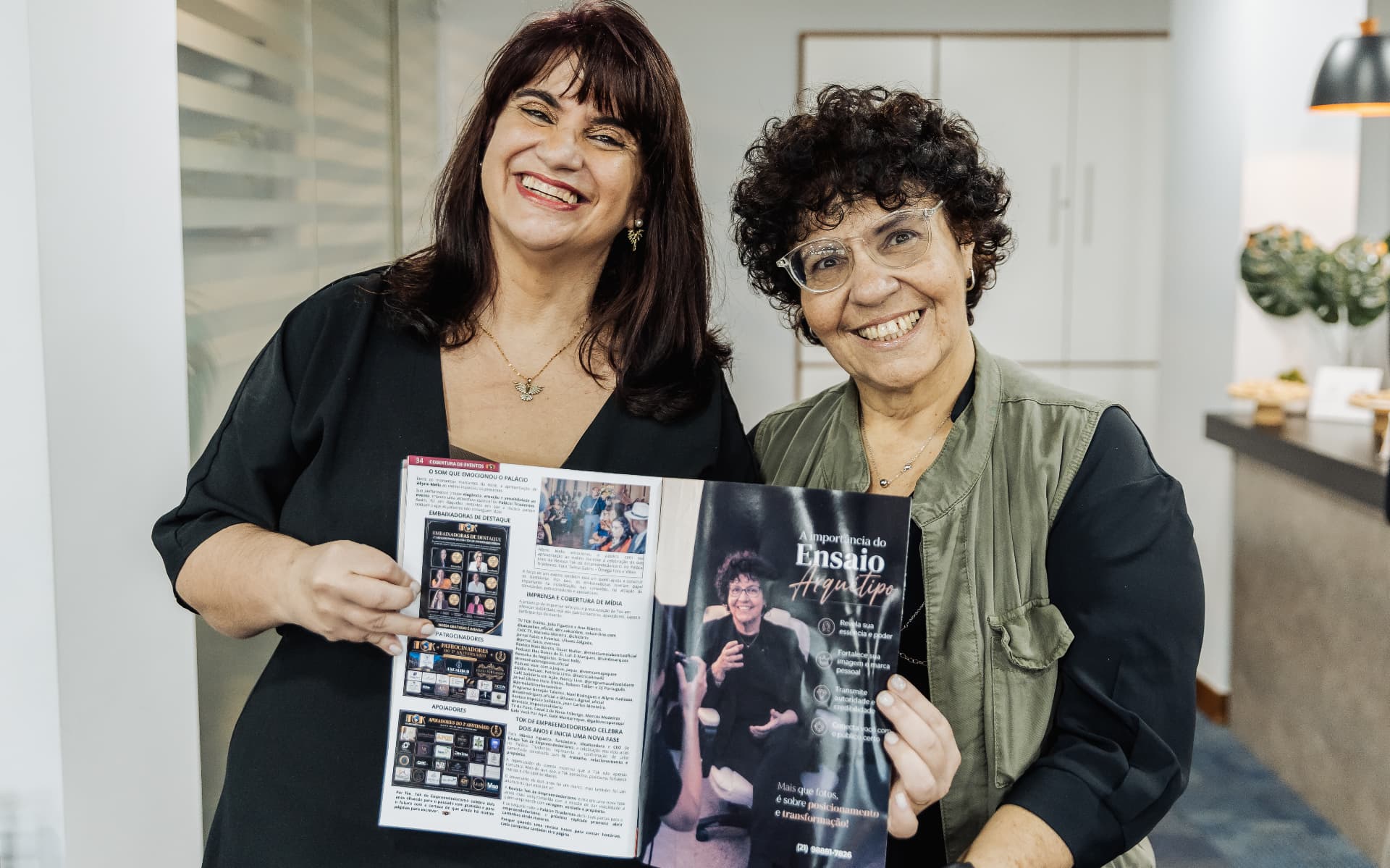 Convidadas apresentando a matéria na Revista TOK