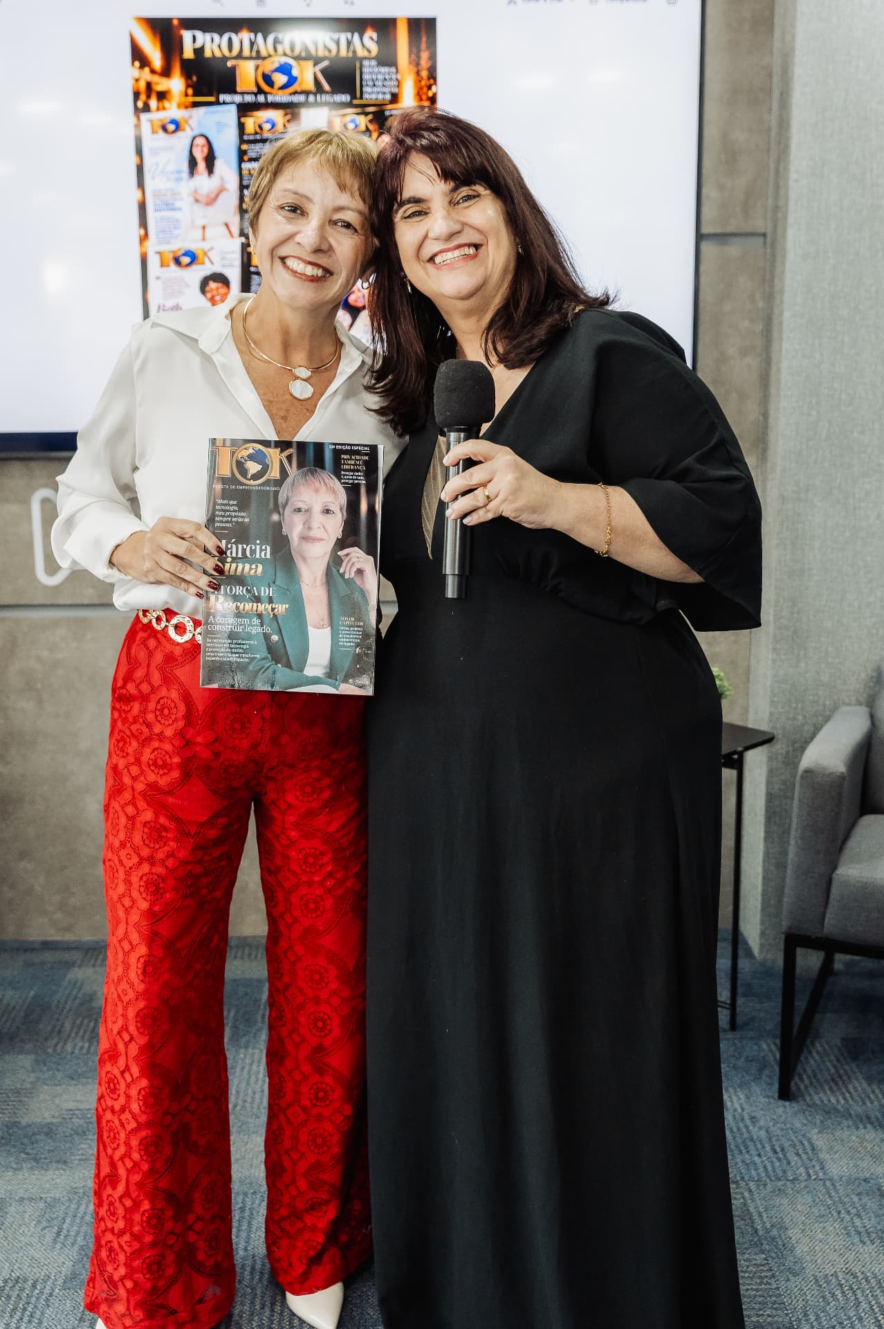 Apresentadora com homenageada da capa da Revista TOK